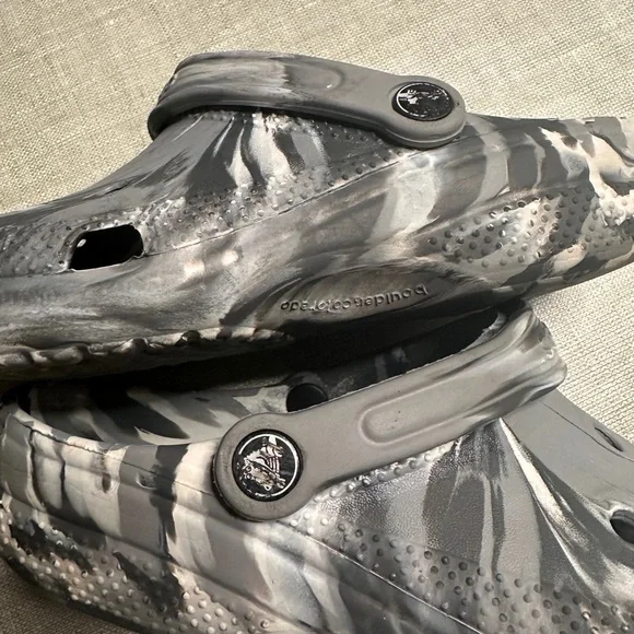 Crocs Classic Camo Grey Marble Clogs Men’s 7 / Women’s 9 - Picture 8 of 8